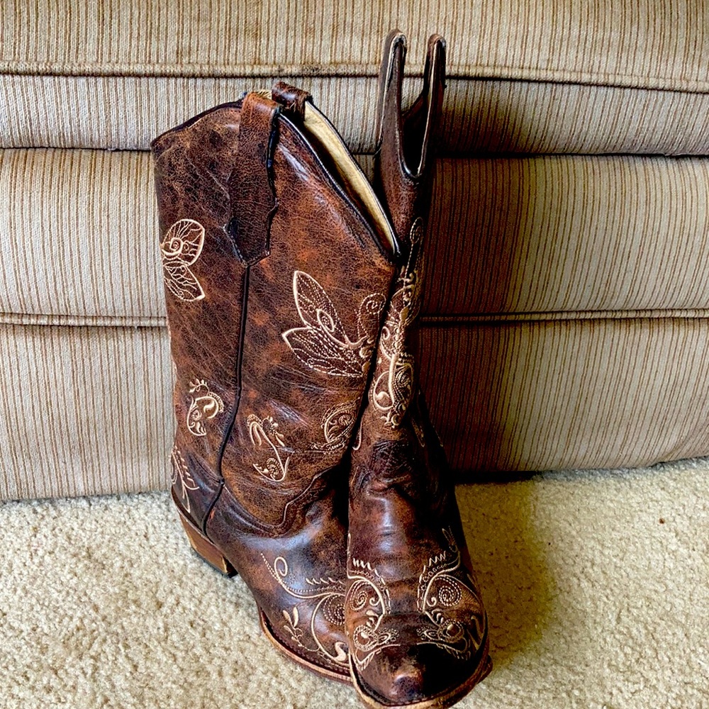 Classic brown cowgirl boots with dragonfly stitch!